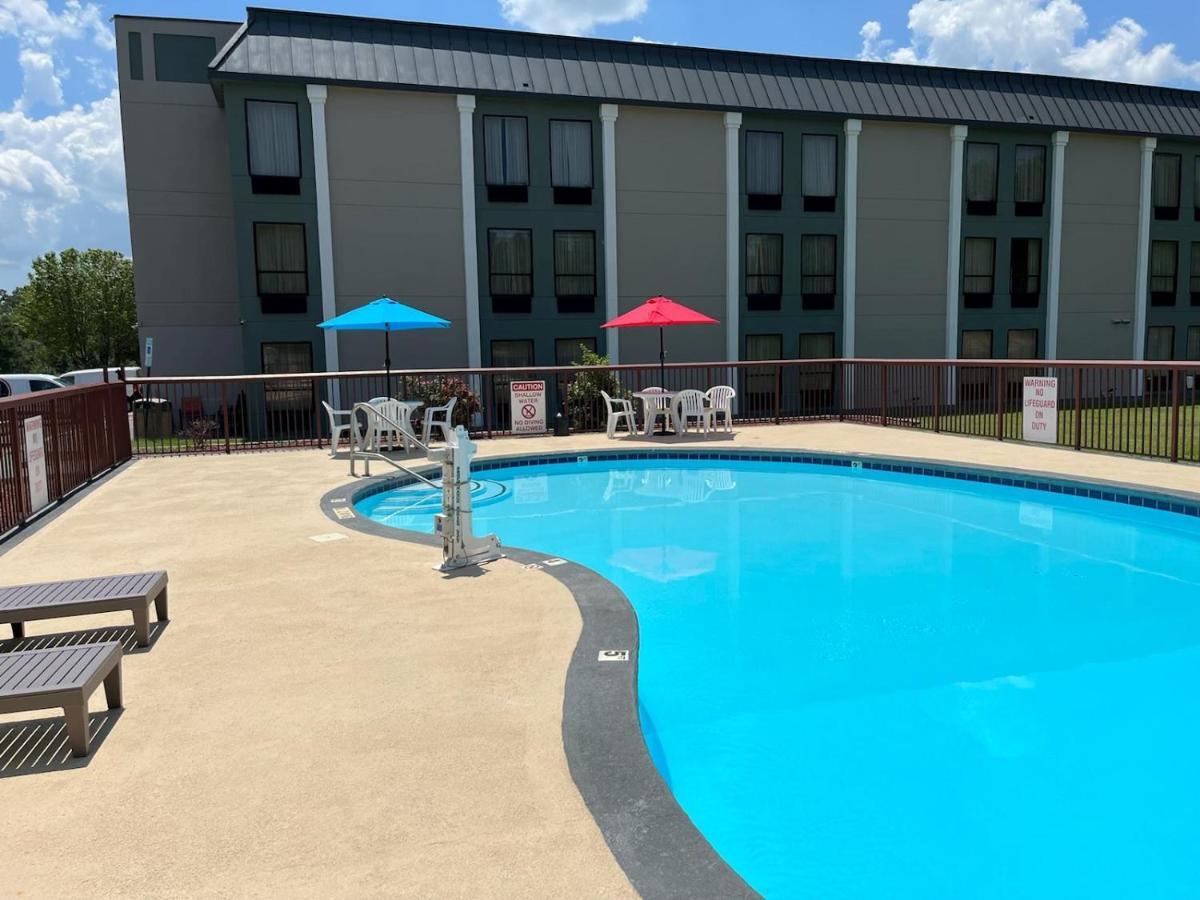 Quality Inn & Suites Lexington Bagian luar foto